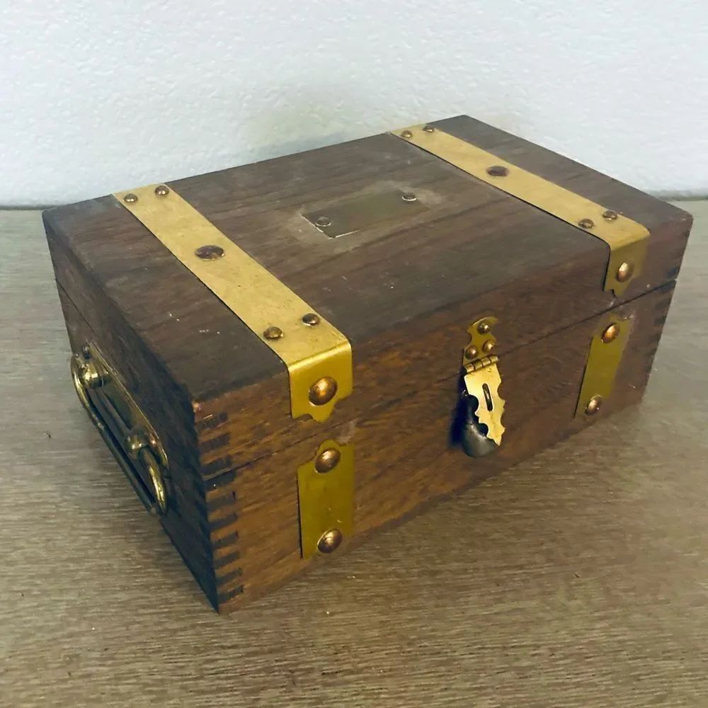 Vintage Nunnally’s Old Wooden Candy Box